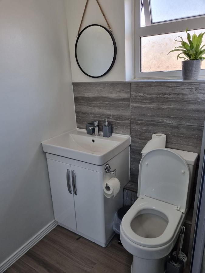 Centrally Located W/ Free Parking & Smart Tv Leeds  Bagian luar foto