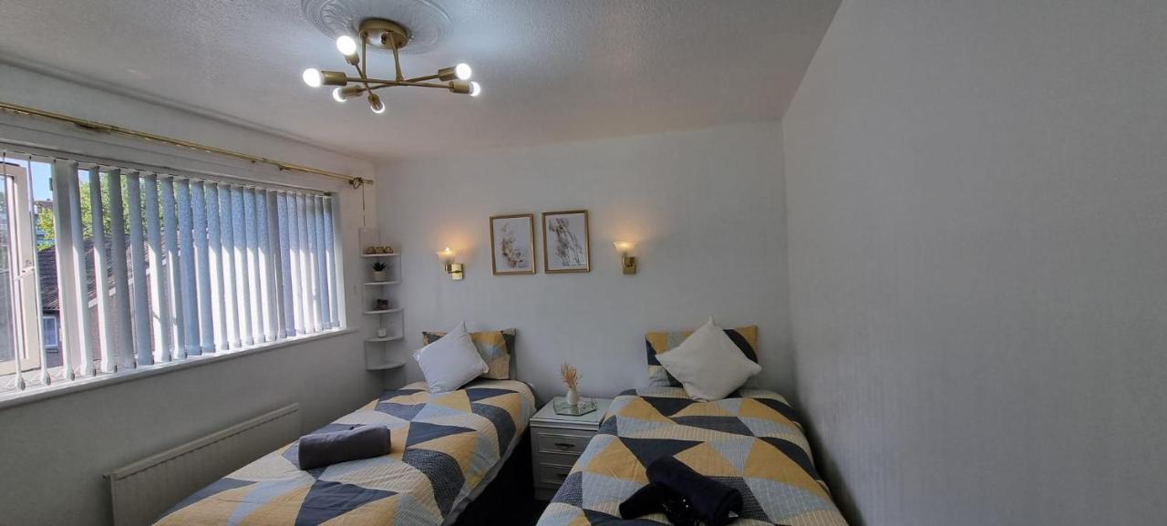 Centrally Located W/ Free Parking & Smart Tv Leeds  Bagian luar foto
