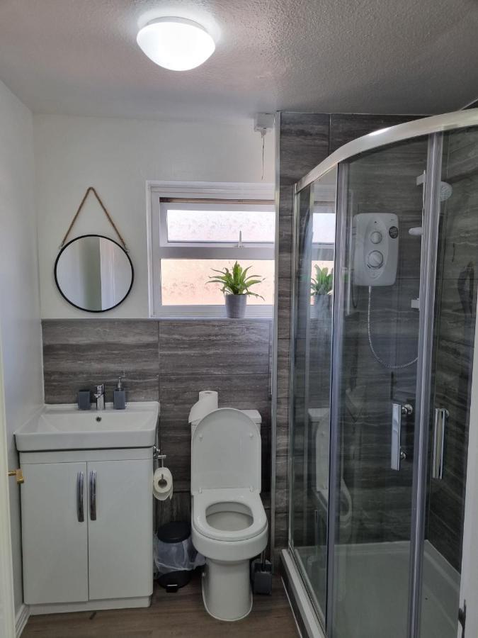 Centrally Located W/ Free Parking & Smart Tv Leeds  Bagian luar foto