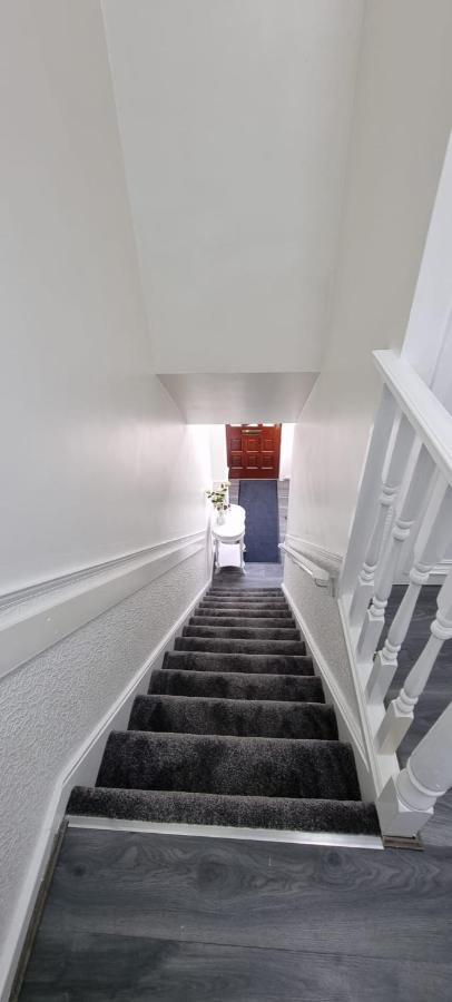 Centrally Located W/ Free Parking & Smart Tv Leeds  Bagian luar foto